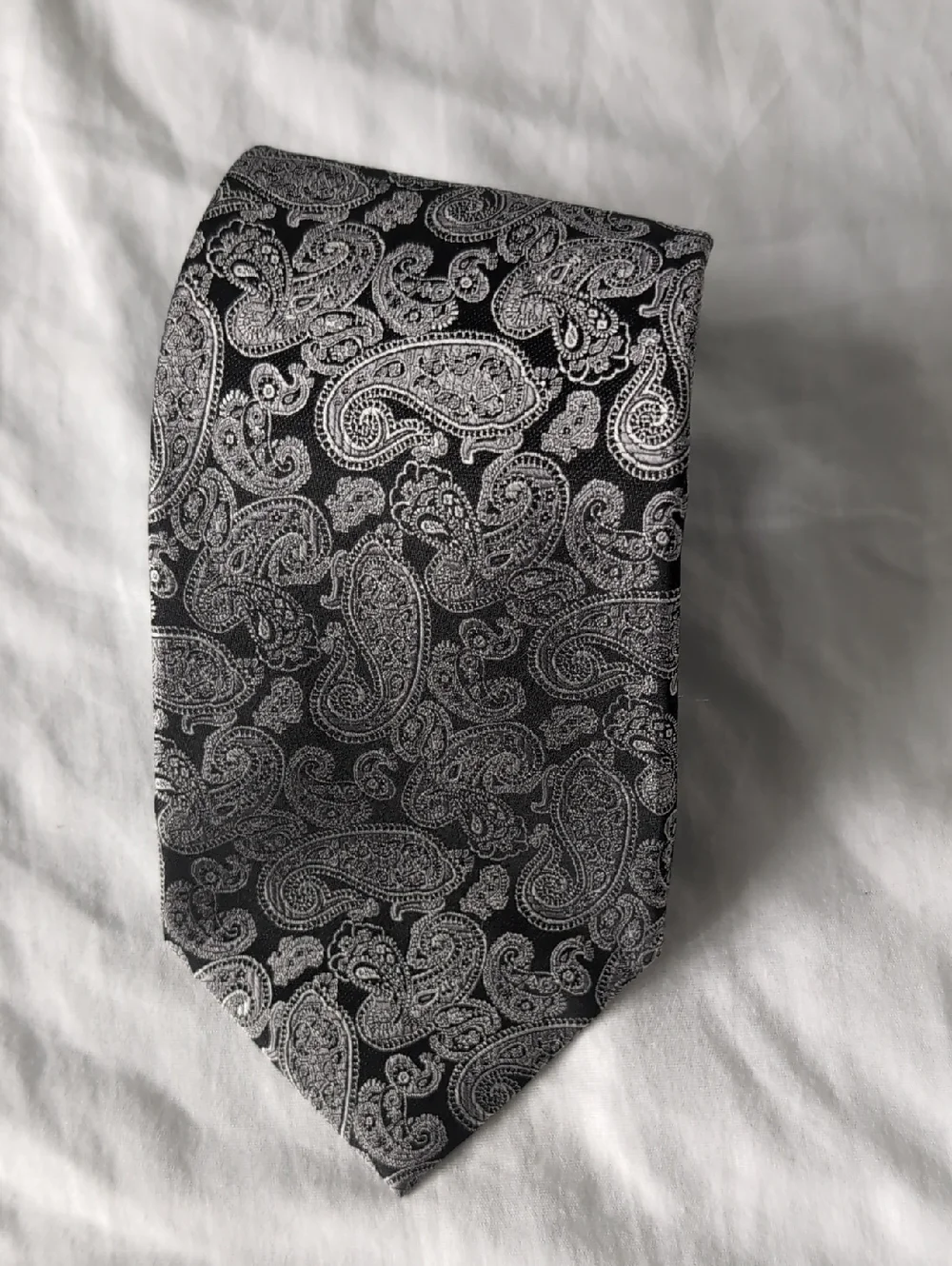 Geoffrey Beene Black and Silver Paisley Silk Tie - Picture 1 of 7